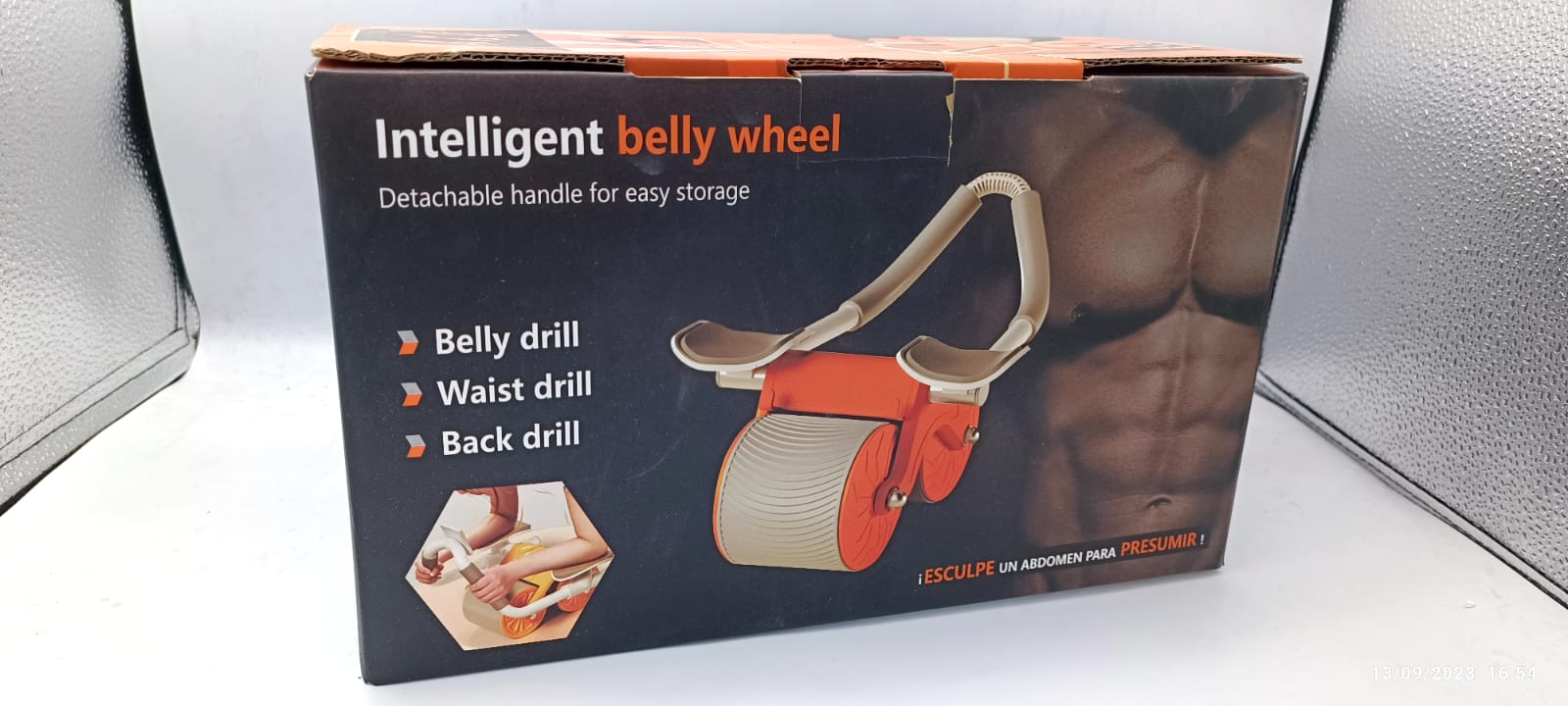 Box of an 'Intelligent belly wheel' with images of a person and text on a white surface.